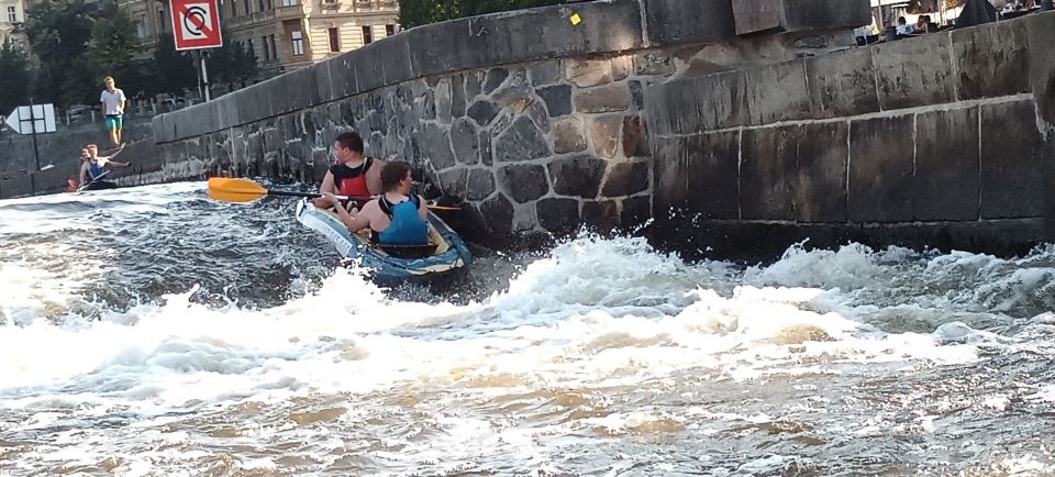 Prague: City Center Canoe Tour - Canoeing Experience