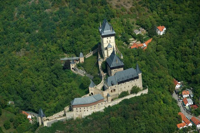 Prague: KarlšTejn Castle Guided Tour With Entry Ticket - Castles Historical Significance