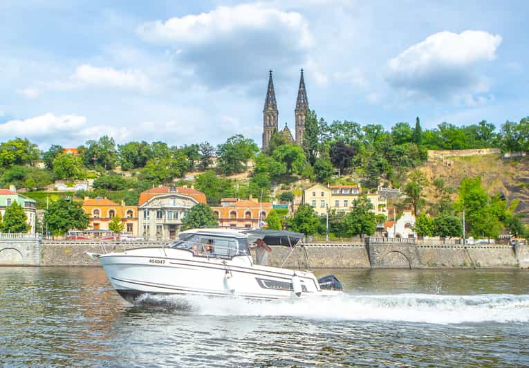 Prague: Private Vltava River Speedboat Cruise With Prosecco - Yacht Features