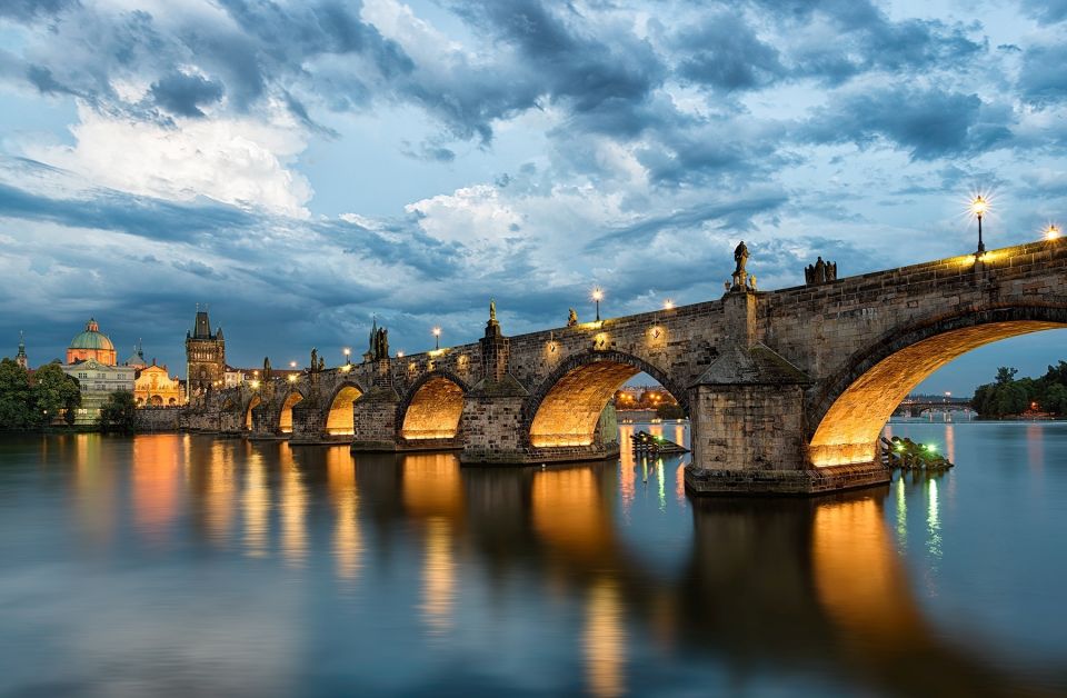 Prague Sightseeing Tour With Lunch - Highlights and Activities