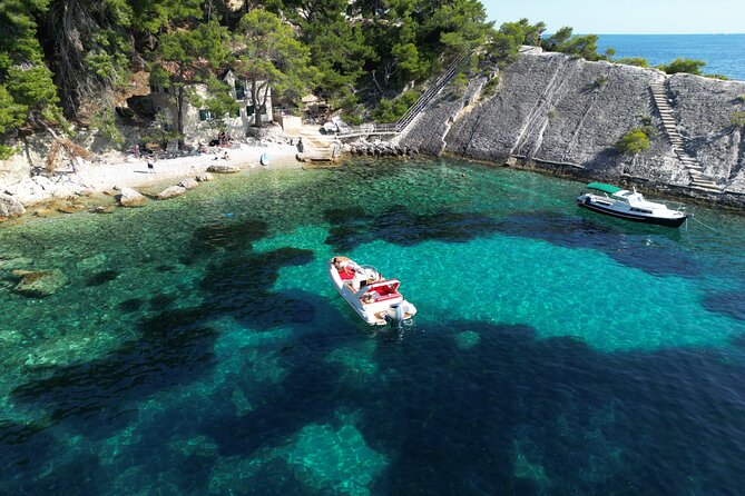Private Boat Tour of Red Rocks & Pakleni Islands - Included Amenities