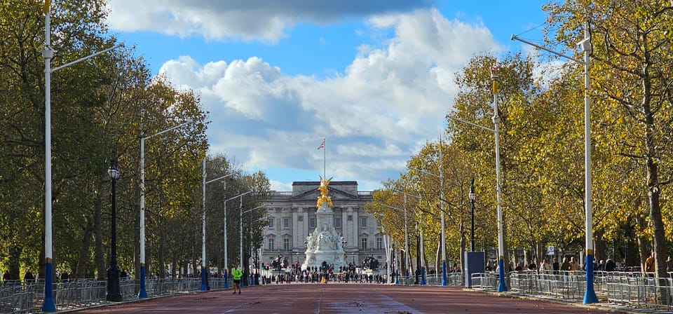 Royal London Walking Tour - Strolling Through St. Jamess Park