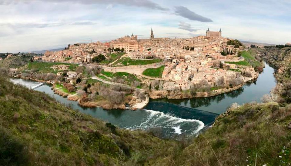 Toledo: Three Cultures Walking Tour in Spanish - Guided Tour Experience