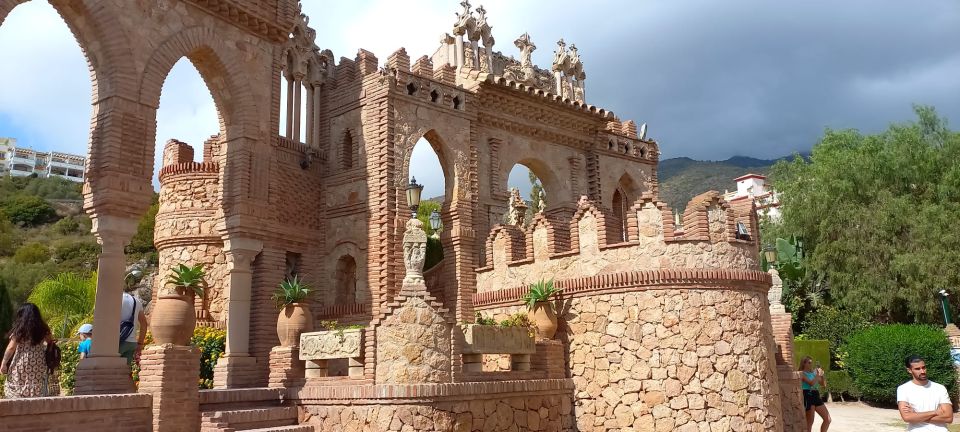 Benalmadena: Colomares Castle Tour With Entry Ticket - Accessibility