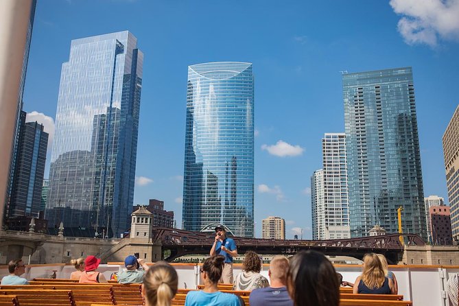 Chicago Architecture River Cruise in Spanish - Accessibility and Amenities