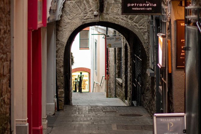 Discover Kilkenny With John: Animated Guided Tour in French - Tour Suitability and Accessibility