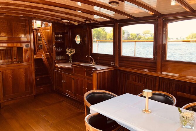 Evening Aperitif Tour Aboard the Motor Yacht Fitzgerald - Cocktails and Lounge Music