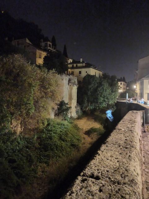 Granada: Albaicín in the Dark Walking Tour - Nighttime Ambiance