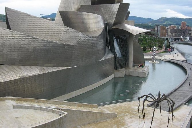 Guggenheim Museum Bilbao Private Tour With Official Guide - Visitor Arrival and Initial Impressions