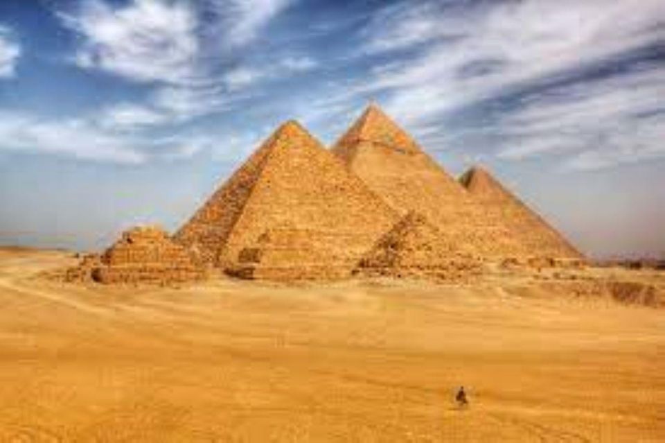 Guided Tour: Giza Pyramids, Sphinx and Great Pyramid Inside - Discovering the Sphinx