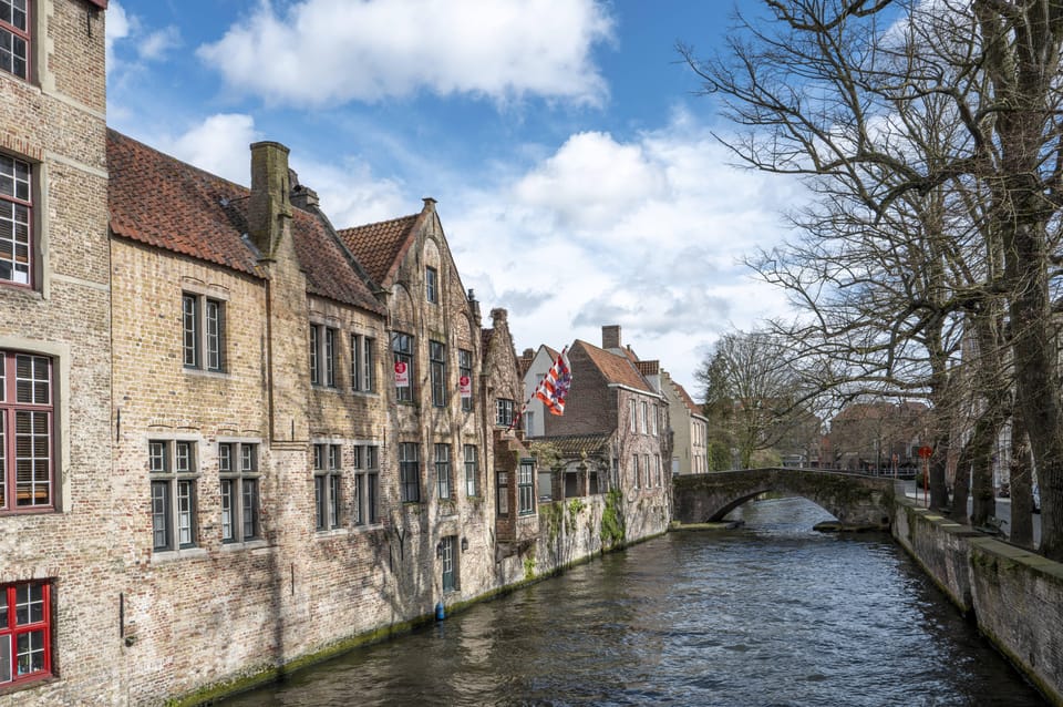 Historical Walk in Bruges With Local Guide. Praline Included - Culinary Delights of Bruges