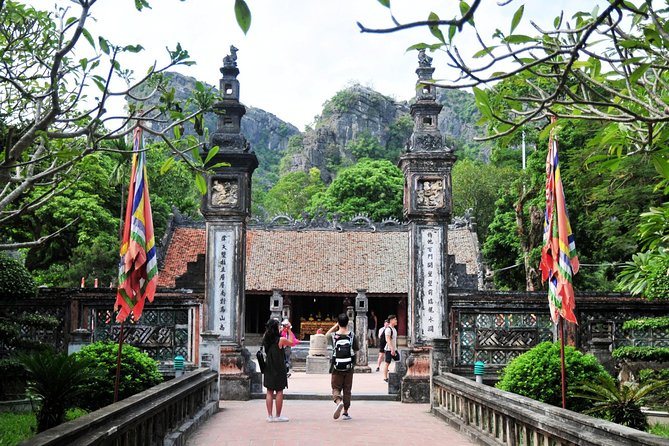 Hoa Lu Tam Coc Full Day Tour: Small Group Tour & Buffet Lunch - Experience Tam Coc