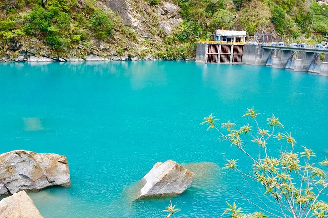 Hualien Taroko Day Tour From Ximending - Guiding Services