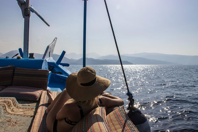 Musandam Khasab Day Trip and Dhow Cruise From Dubai - Onboard Amenities