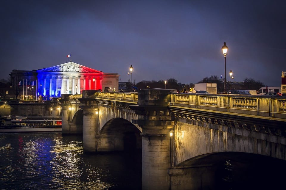 Paris: Illuminated Walking Tour in Spanish - Highlights