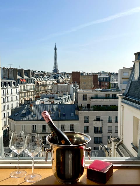 Paris : Private Romantic Dinner With an Eiffel Tower View - Experiencing French Art De Vivre