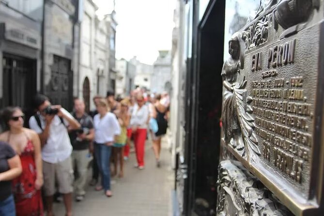 Recoleta & Cemetery: Power & Aristocracy - Engaging With Local Traditions