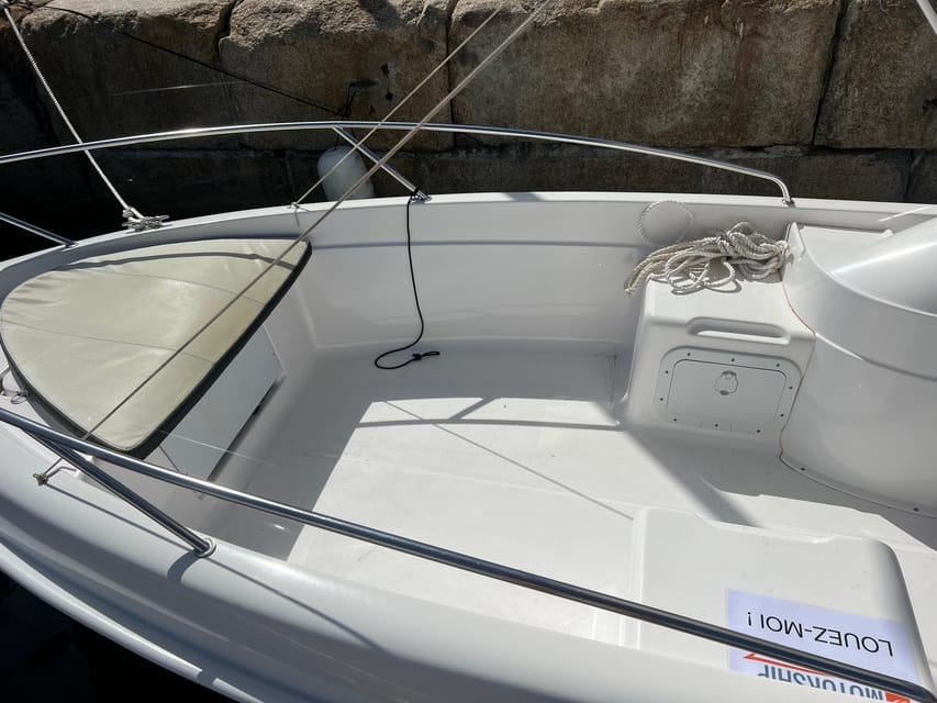 Renting a Boat Without a License - Inclusions and Requirements