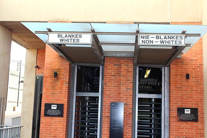 Soweto and Apartheid Museum Guided Tour - Discovering the Apartheid Museum