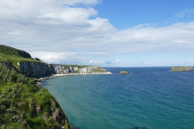 2-Day Northern Ireland Rail Tour: Belfast, Antrim Coast, and Giants Causeway - Service Animals