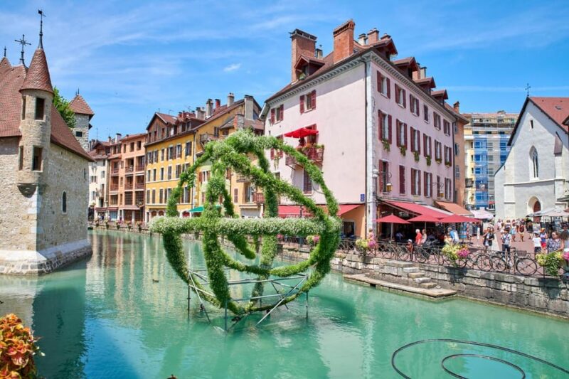Annecy: Express Walk With a Local in 60 Minutes - Duration and Group Size