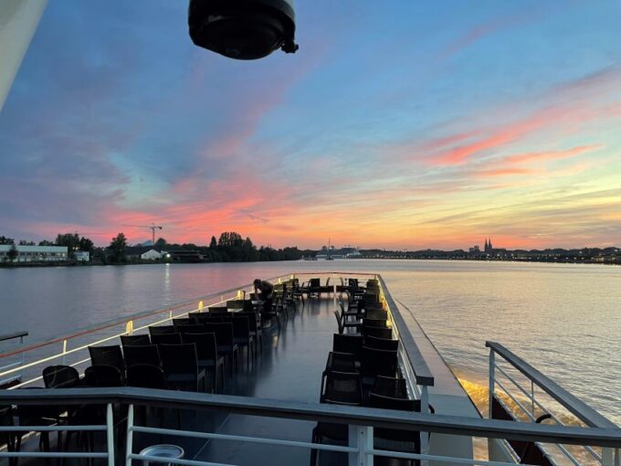 Aperitif Guided Cruise "Wine and Canelé" - Live Tour Guide