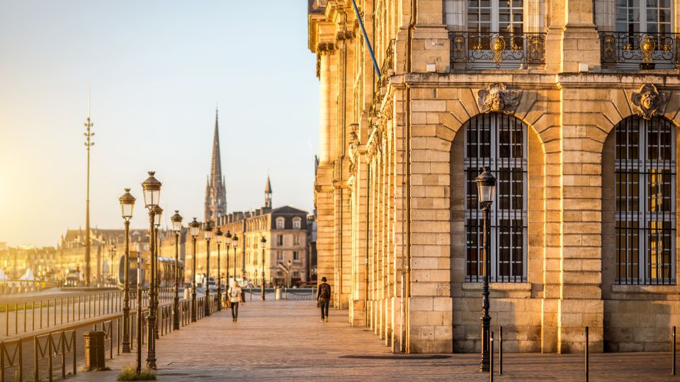 Bordeaux: First Discovery Walk and Reading Walking Tour - Accessibility Considerations