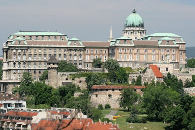 Budapest: Walking Tour in German - Meeting Point Information