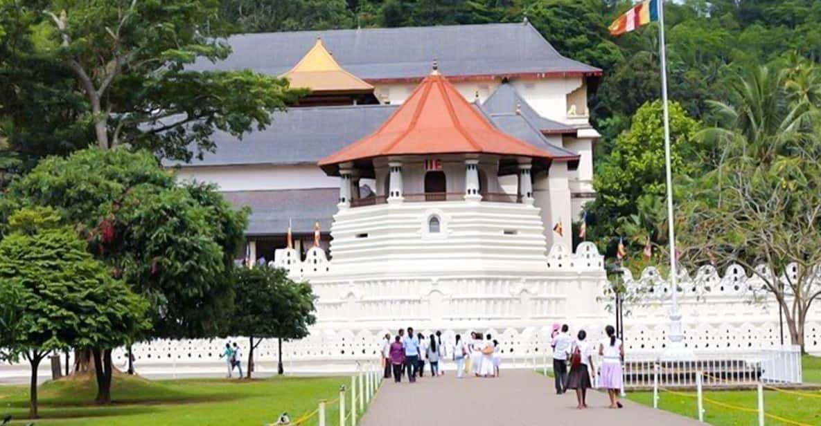 Colombo: Overnight Tour to Kandy & Transfer to Nuwara Eliya - Exploring Kandy