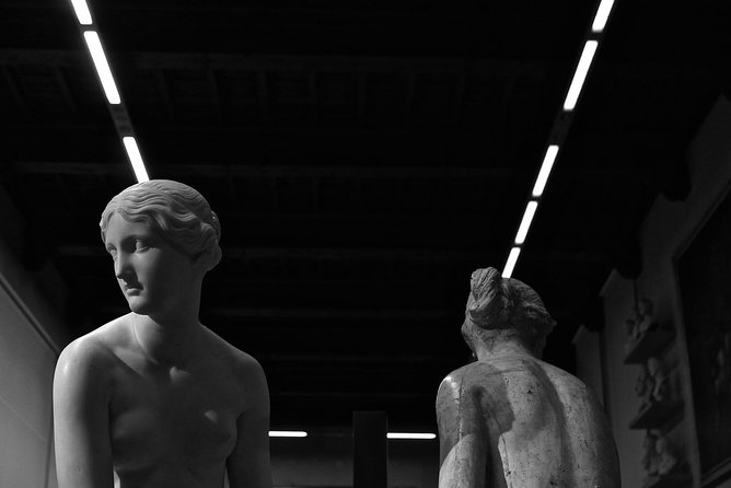 Florence: 1-Hour Accademia Gallery Guided Experience With Entrance Tickets - Exploring Michelangelos David