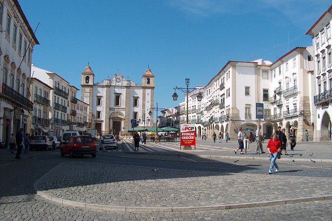 Giraldo Square and City Center Walking Tour of Évora - Guide Qualifications
