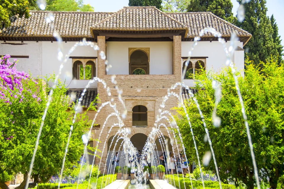 Granada: Alhambra Gardens and Generalife Ticket - Getting to the Meeting Point