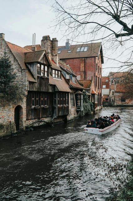 Historical Walk in Bruges With Local Guide. Praline Included - Meeting Point and Logistics