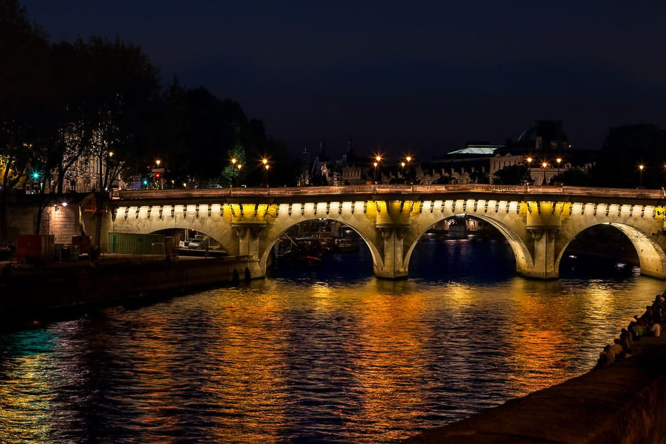 Paris: Illuminated Walking Tour in Spanish - Important Information