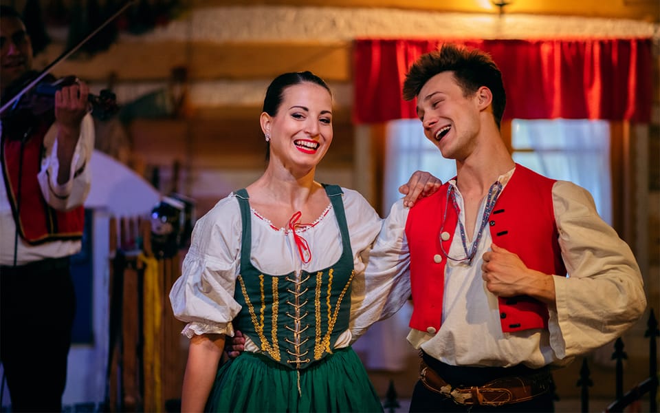 Prague: Folk Dancing Dinner Experience - Entertainment and Atmosphere