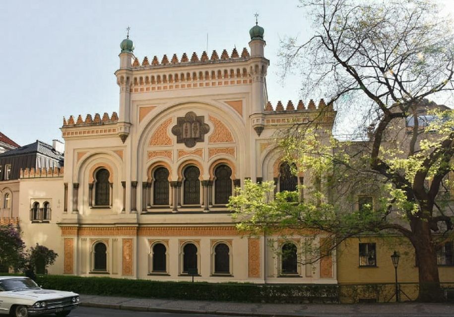 Prague: Old Town and Jewish Quarter Guided Walking Tour - Meeting Point and Accessibility