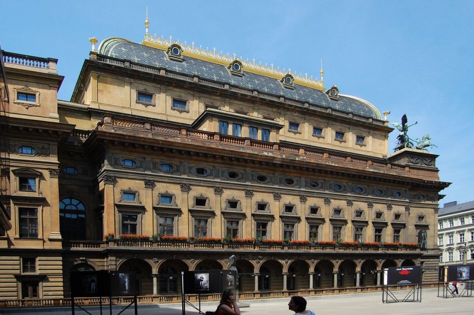 Prague Sightseeing Tour With Lunch - Discover Noble Palaces and Gardens