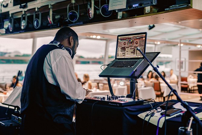 Washington DC Premier Dinner Cruise - Dress Code and Smoking Policy