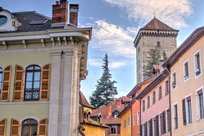 Annecy: First Discovery Walk and Reading Walking Tour - Exploring the Charming City