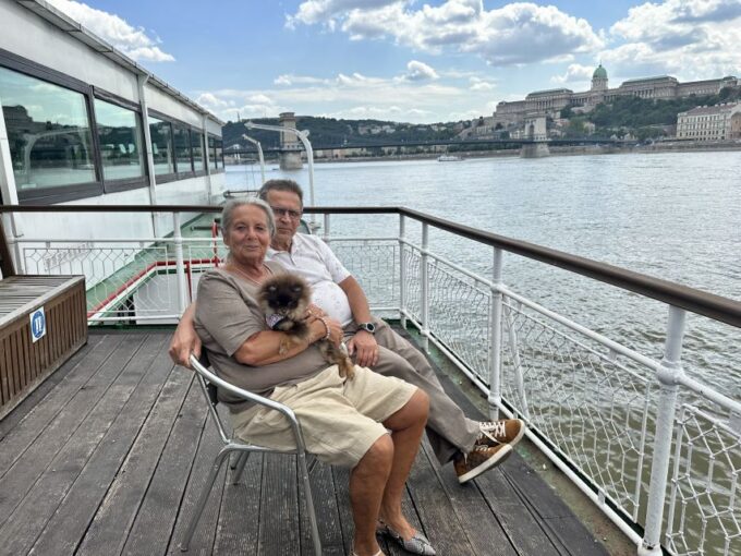 Budapest: 1 Hr Sunshine Booze Cruise With Prosecco - Exploring Budapest From the River