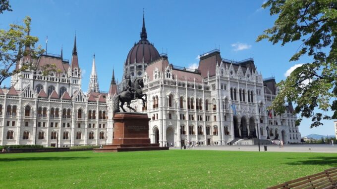 Budapest: City Center Walking Tour - Services Included in the Tour
