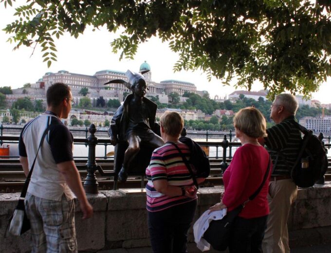Budapest: Night Walking Tour With Danube River Cruise - Tips for Participants