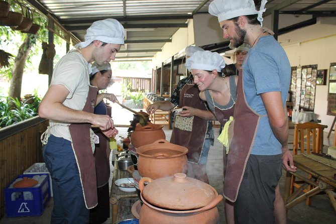 Chiang Mai Lanna Northern Thai Cooking Experience With Locals - Family Atmosphere and Dining