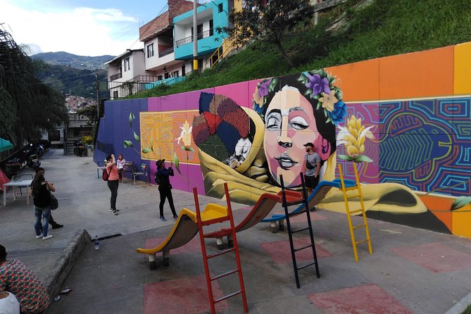 City Tour in Medellin + Commune 13 + Metro and Metrocable - Highlights of the City Tour