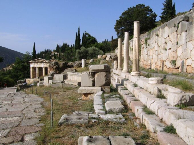 Delphi: Audio Guided Tour of the Sites in French or English - Audio Guide Languages