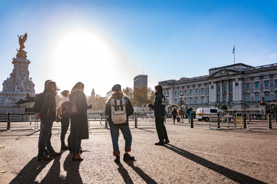 London: Best Landmarks Walking Tour - Exploring Trafalgar Square