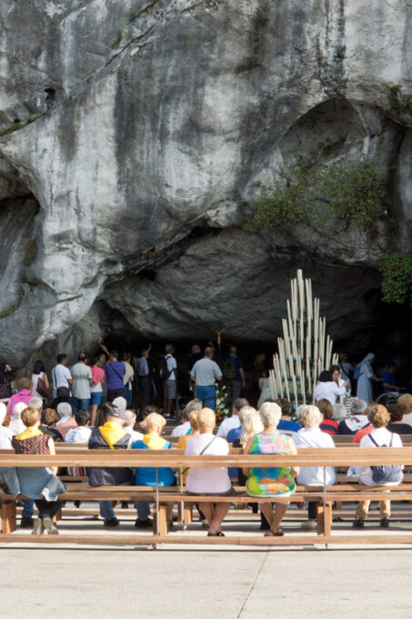 Lourdes: Private Guided Tour in the Sanctuary - Guided Experience