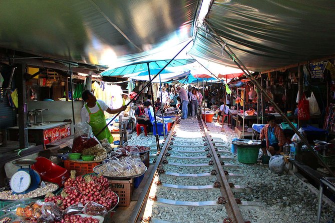 Maeklong Railway Market And Damnoen Saduak Floating Market - Discovering Damnoen Saduak Floating Market