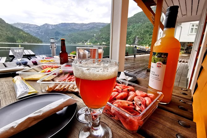 Mostraumen Private Pontoon Cruise - Host Expertise