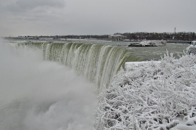 Niagara Falls Night Illumination Tour: Holiday Edition - Guides Performance